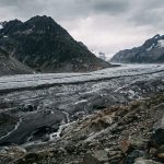 Aletschgletscher in den Schweizer Alpen mit sichtbarem Gletscherrückgang