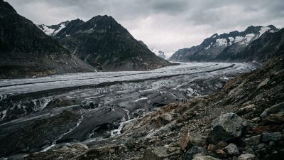 Aletschgletscher in den Schweizer Alpen mit sichtbarem Gletscherrückgang