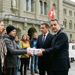 Schweizer Klimaaktivisten übergeben Petition an Bundesbehörden