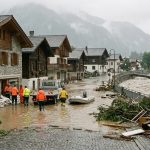 Hochwasserschäden in einem Schweizer Talort, Einsatzkräfte im Einsatz