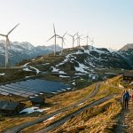 Windturbinen und Solaranlagen in der Schweizer Alpenlandschaft